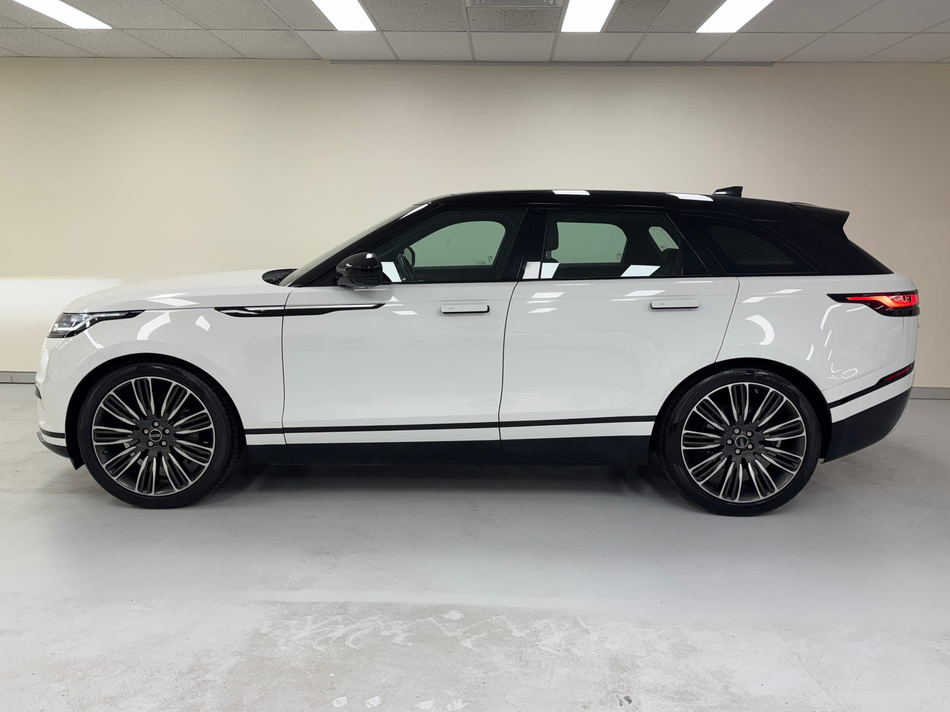 2018 Range Rover Velar D300 S AWD in White — infotainment