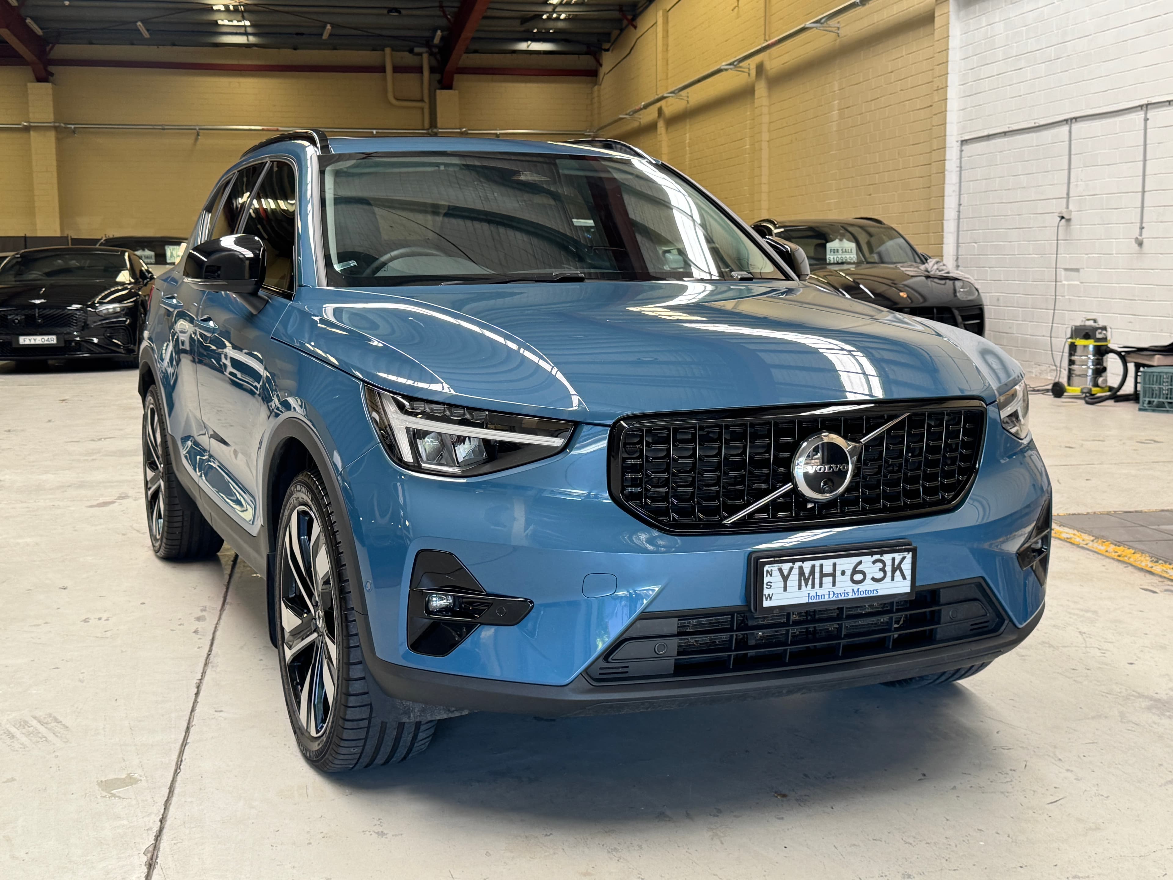 2022 VOLVO XC40 ULTIMATE B5 DARK MHEV 536 MY23 in BLUE — exterior front