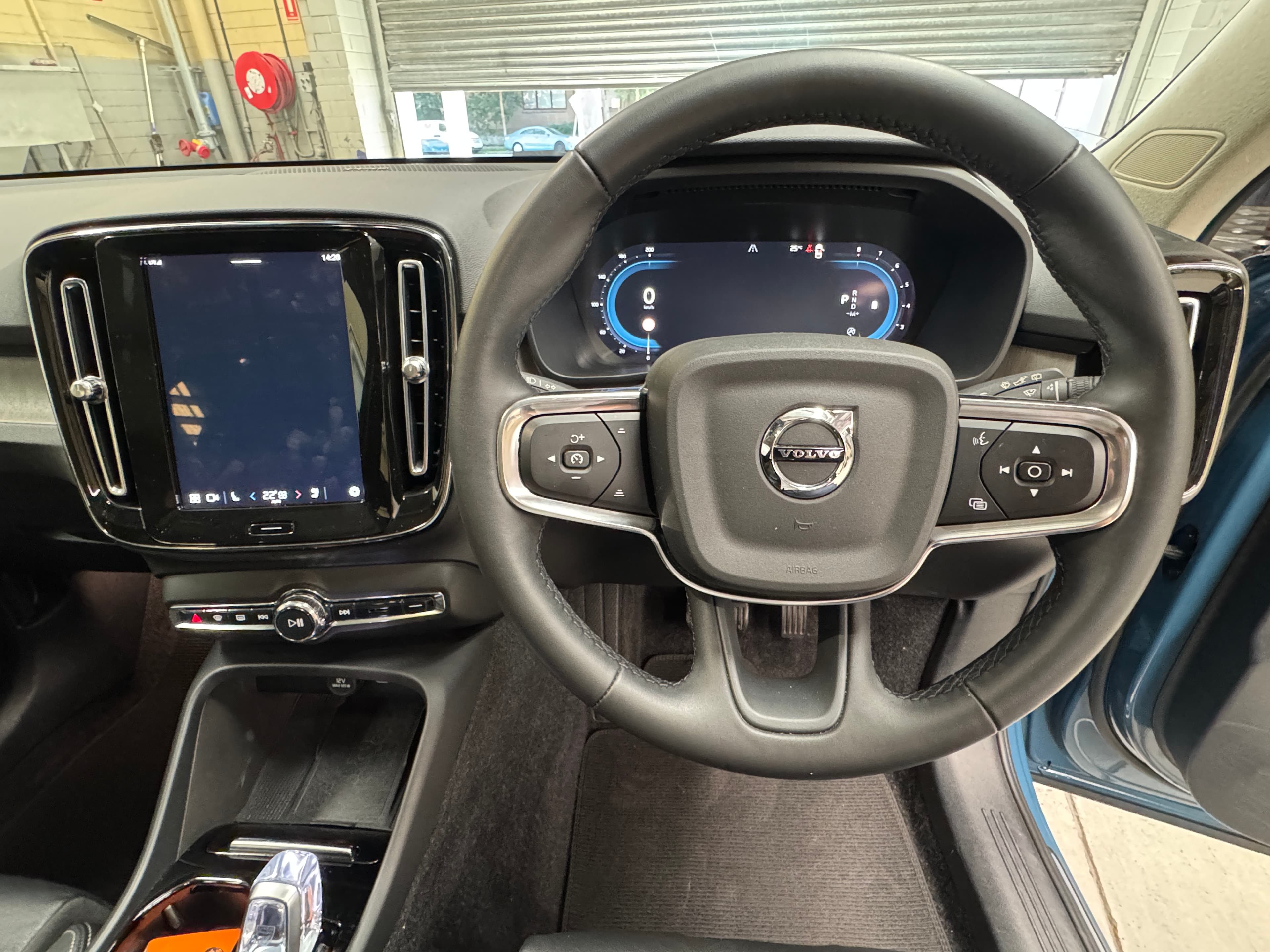 2022 VOLVO XC40 ULTIMATE B5 DARK MHEV 536 MY23 in BLUE — photo 13