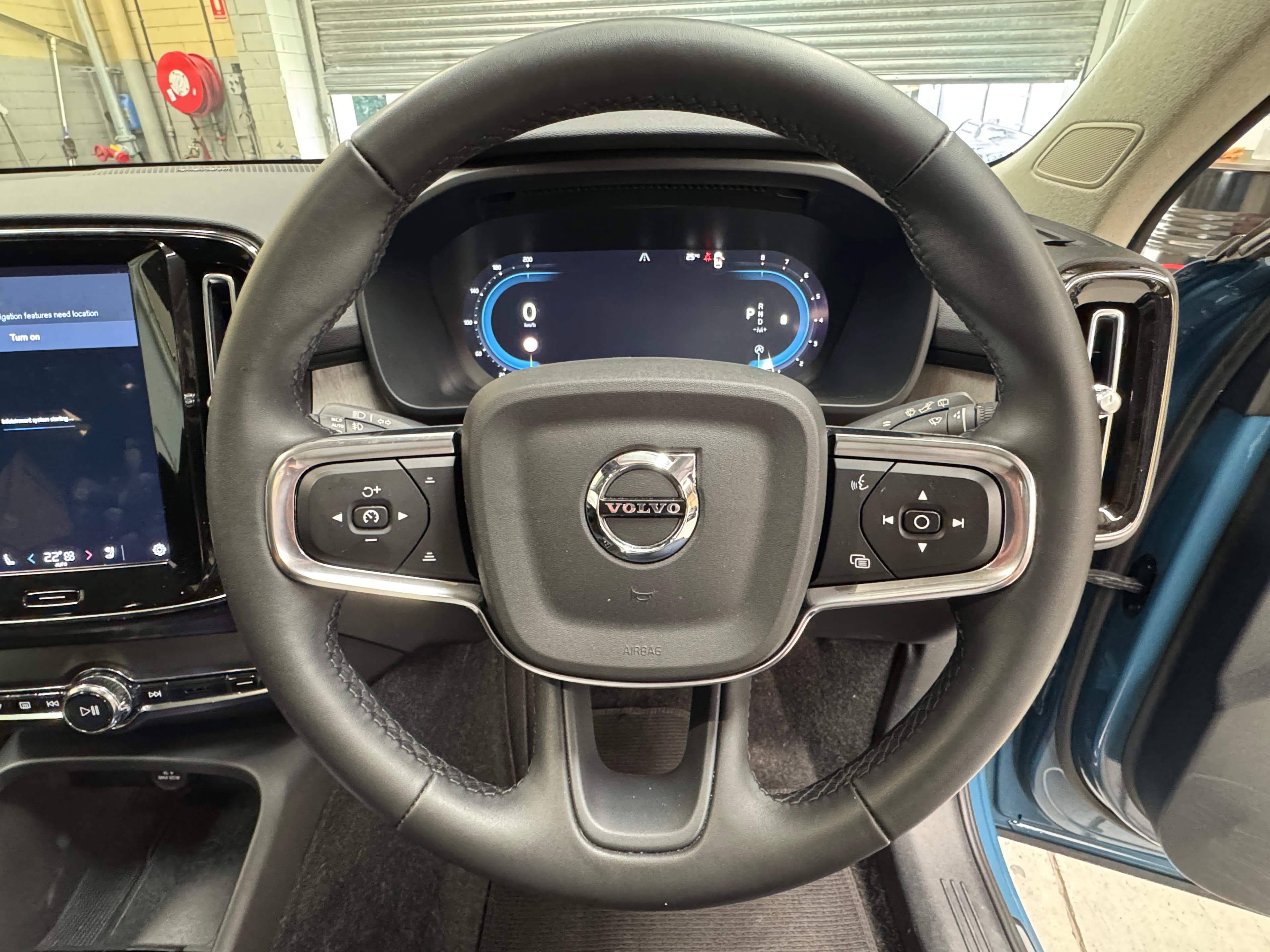 2022 VOLVO XC40 ULTIMATE B5 DARK MHEV 536 MY23 in BLUE — photo 14