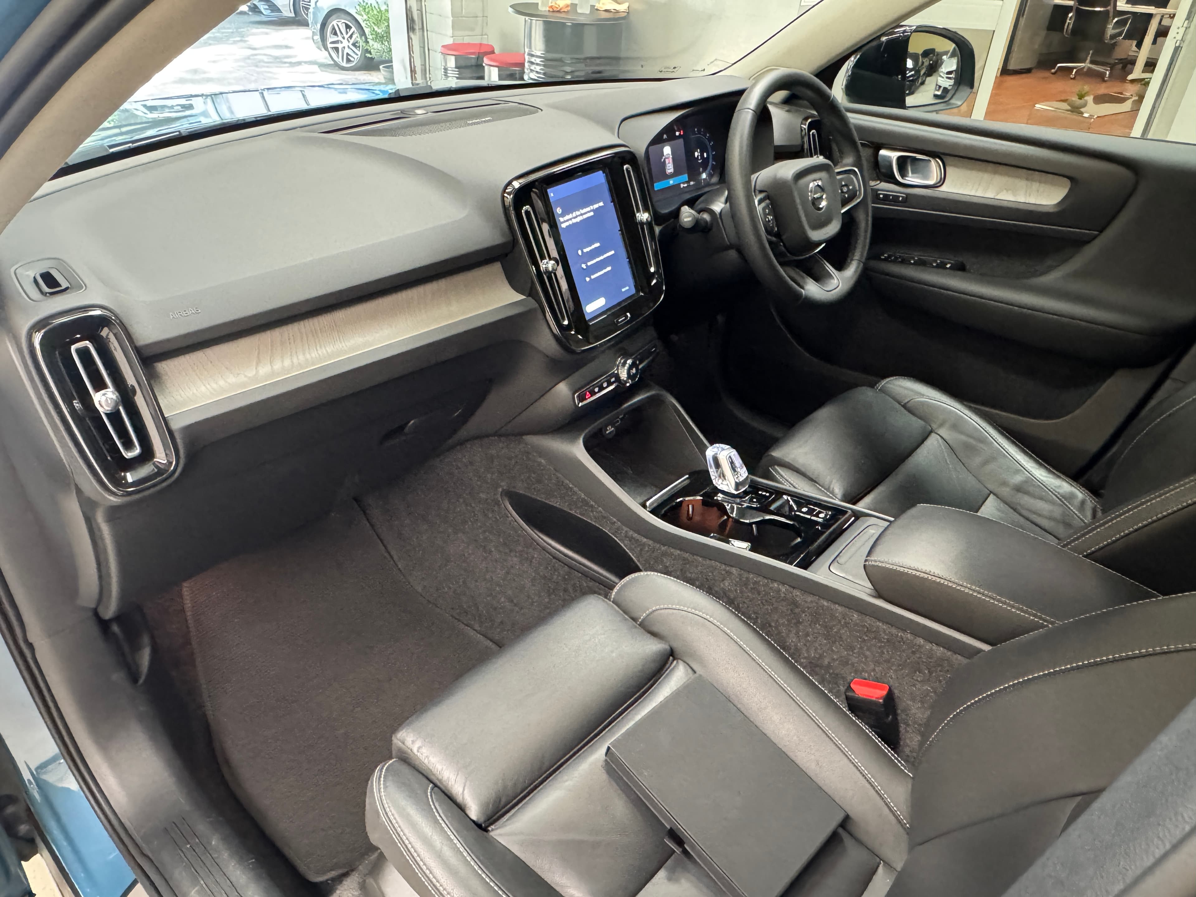 2022 VOLVO XC40 ULTIMATE B5 DARK MHEV 536 MY23 in BLUE — photo 19