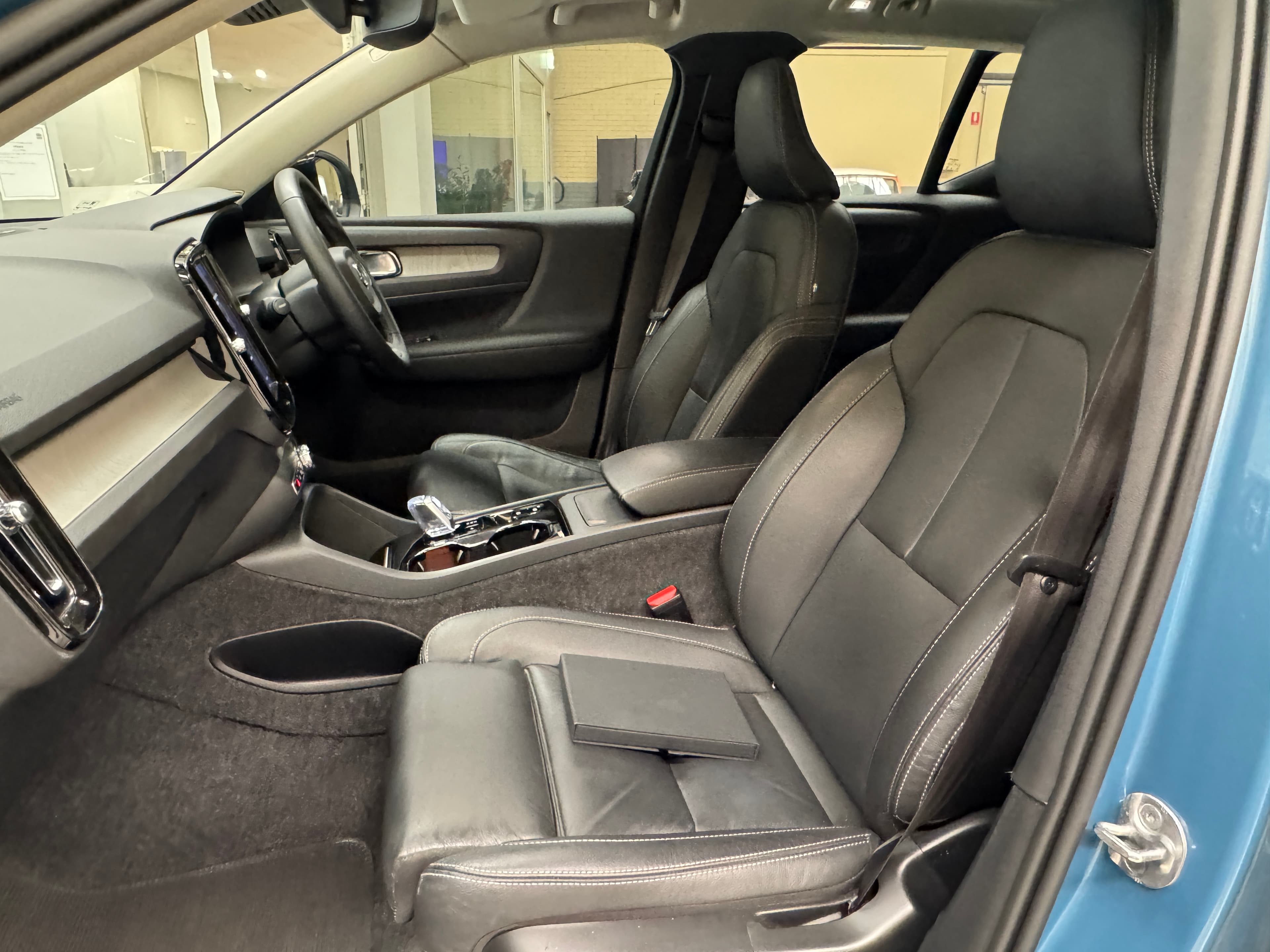 2022 VOLVO XC40 ULTIMATE B5 DARK MHEV 536 MY23 in BLUE — photo 20