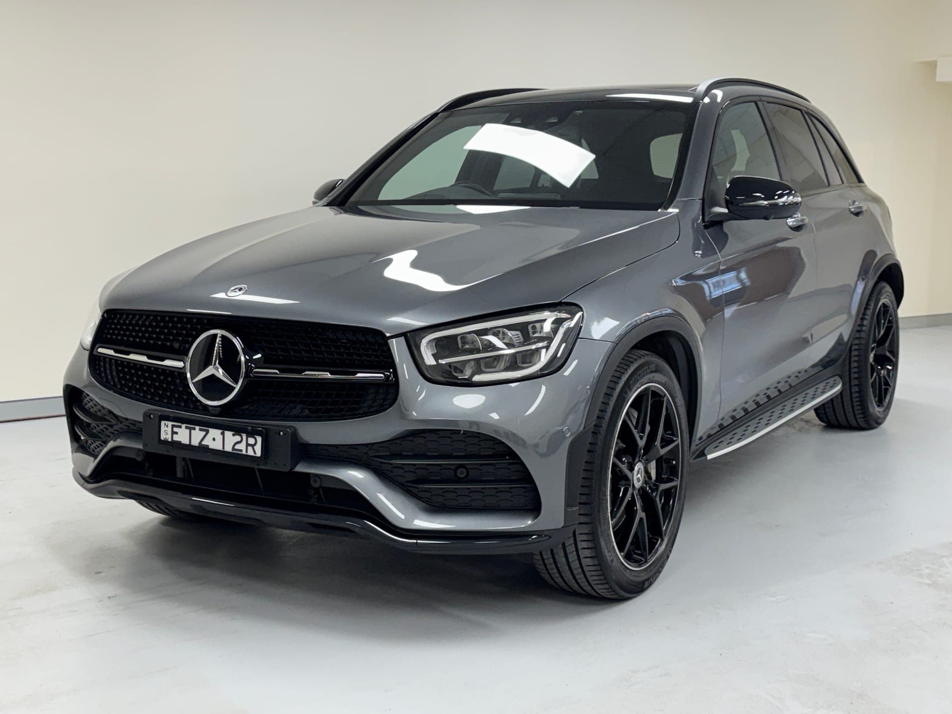 2022 Mercedes-Benz GLC 300 4MATIC in Grey — exterior side