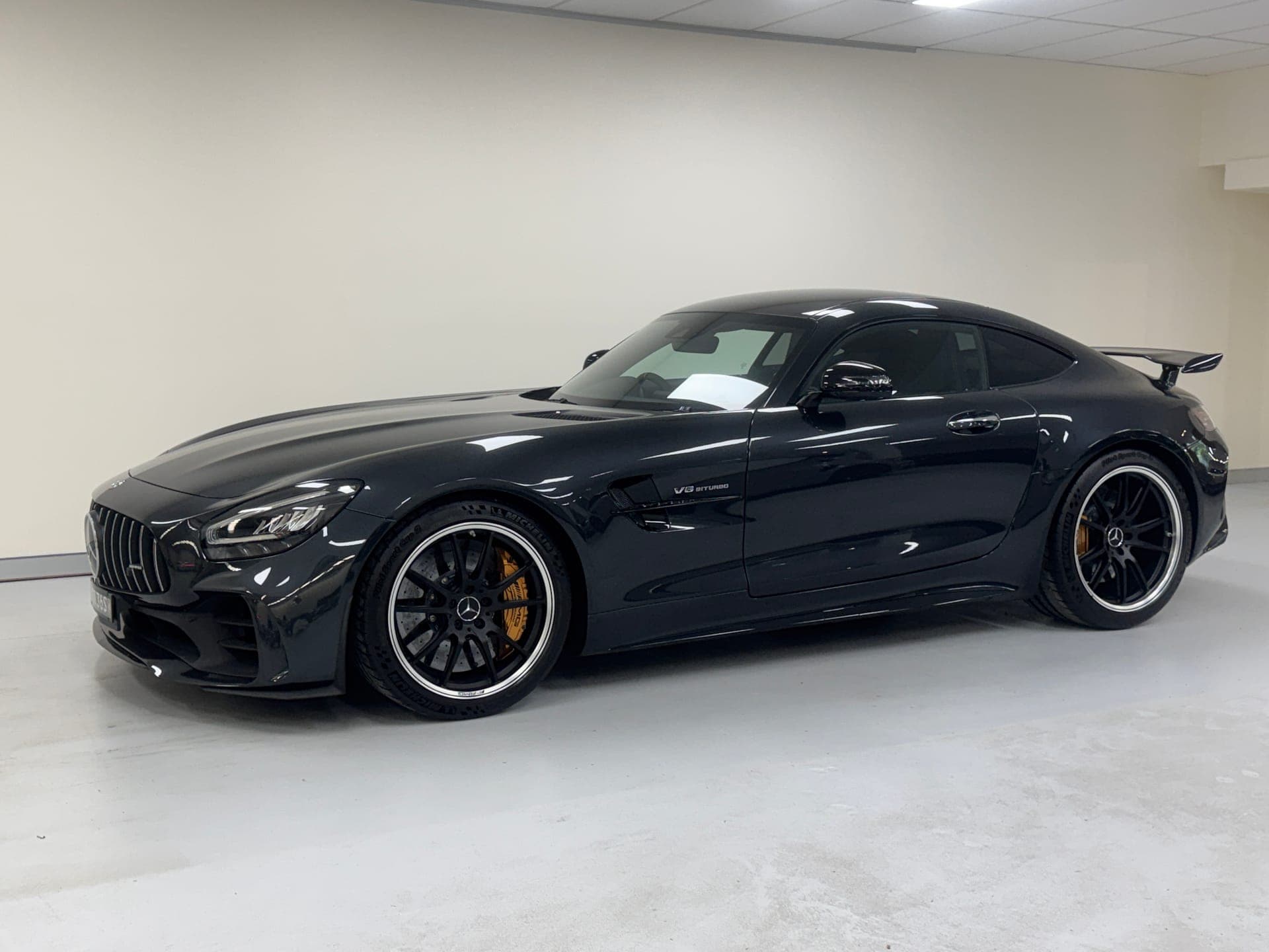 2019 MERCEDES-AMG GT R 190 MY18 in Magnetite Black — dashboard