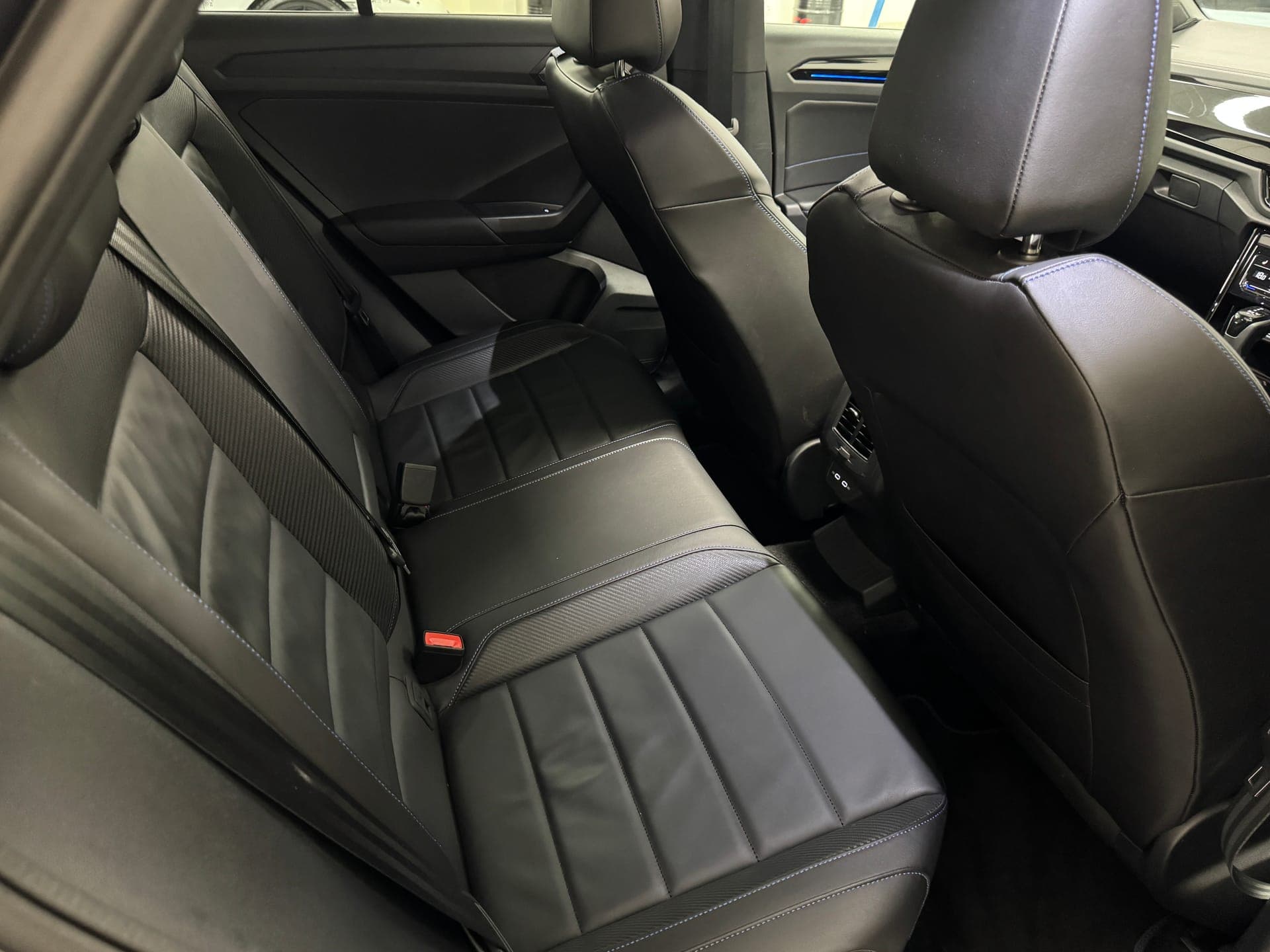2023 Volkswagen T-ROC R D1 MY23 Update in Grey — photo 21