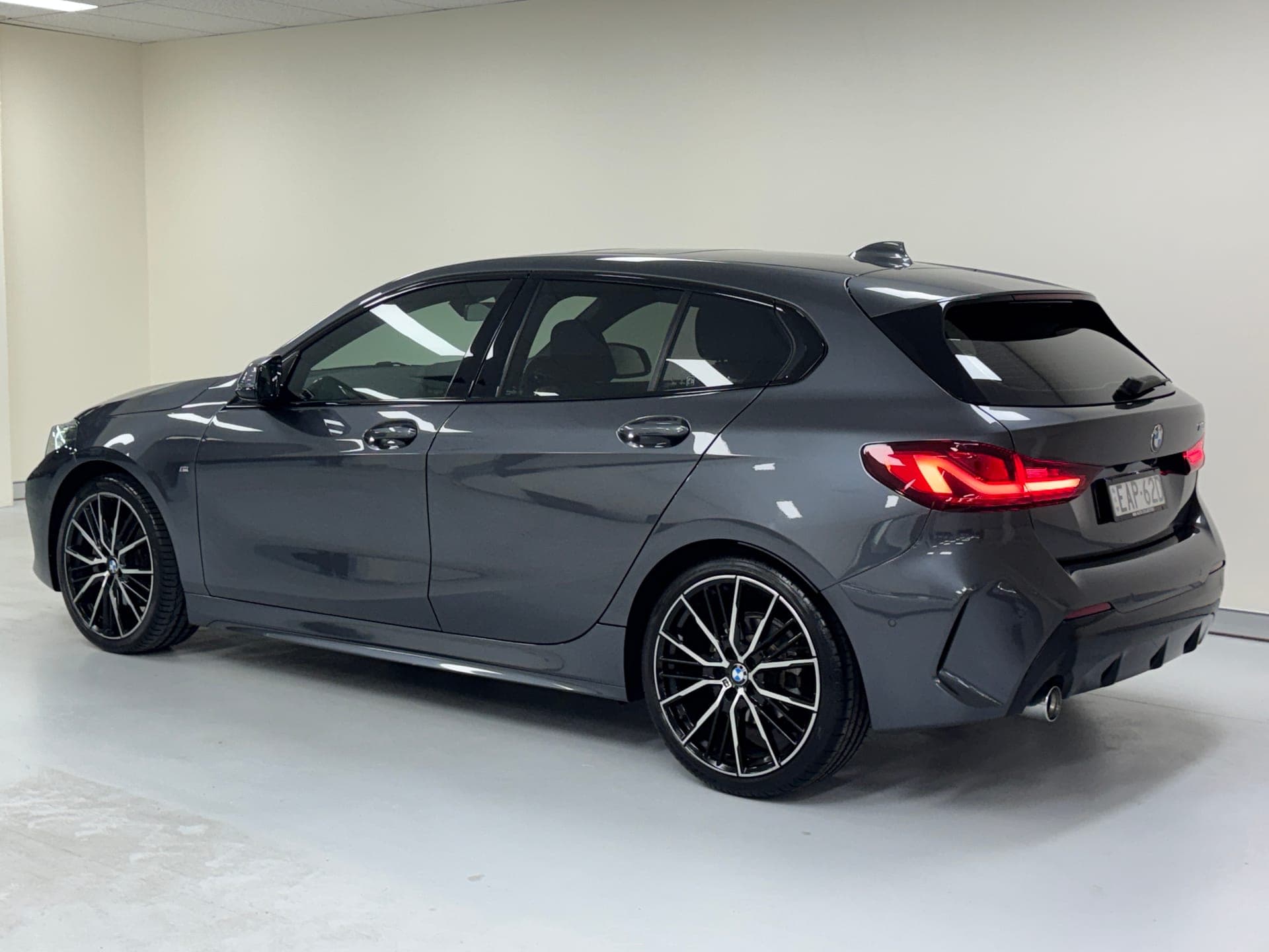 2020 BMW 1 Series 118i M Sport in Mineral Grey — infotainment