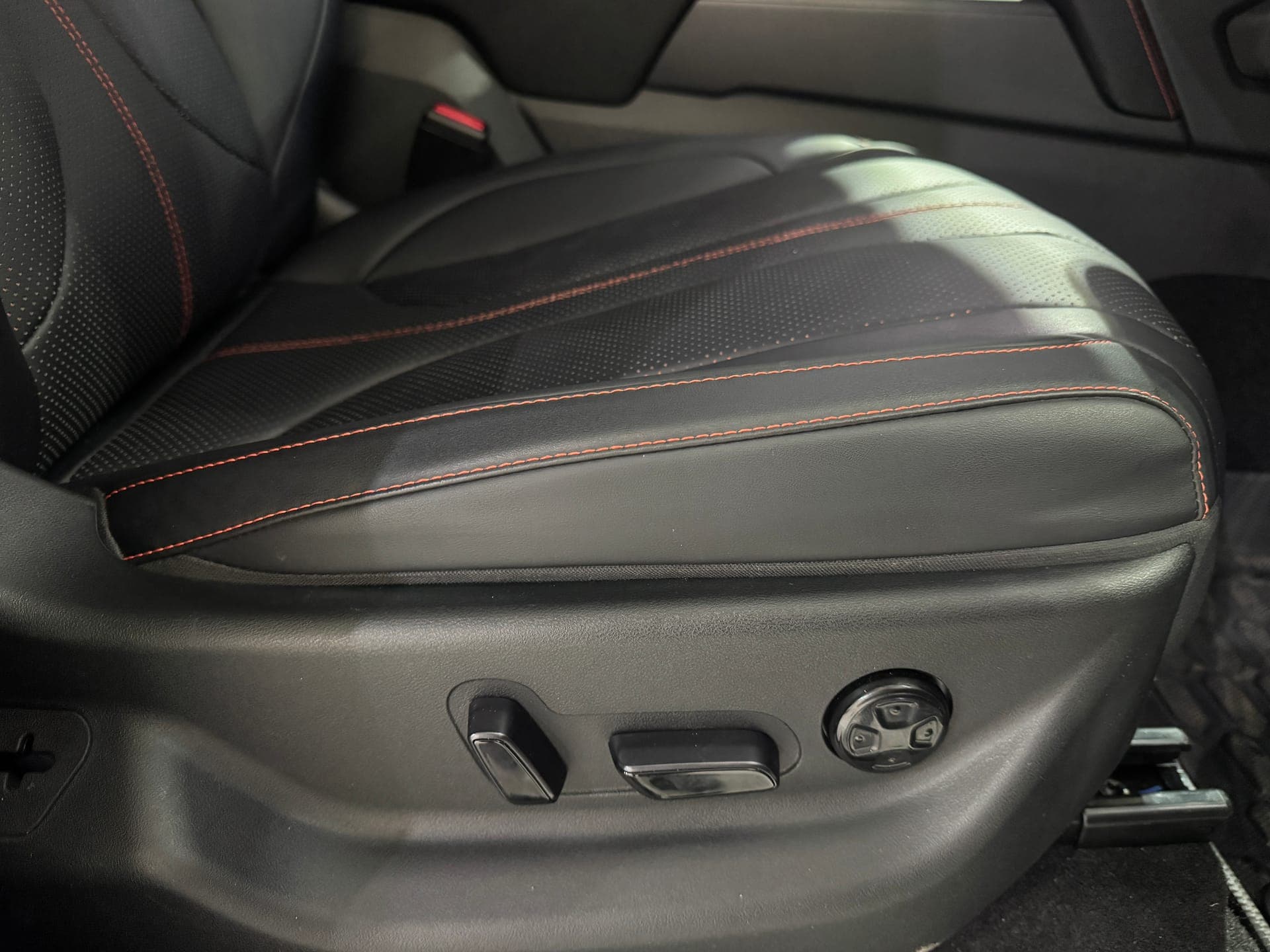 2024 BYD Shark 6 Dual Motor Premium in White — photo 18