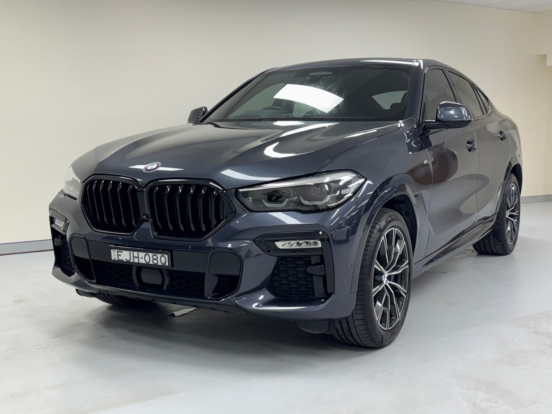 2020 BMW X6 xDrive30d M Sport G06 in Grey — exterior side