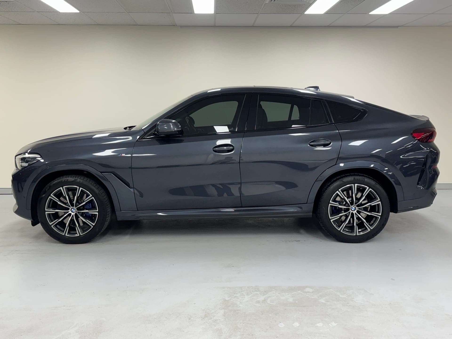 2020 BMW X6 xDrive30d M Sport G06 in Grey — dashboard