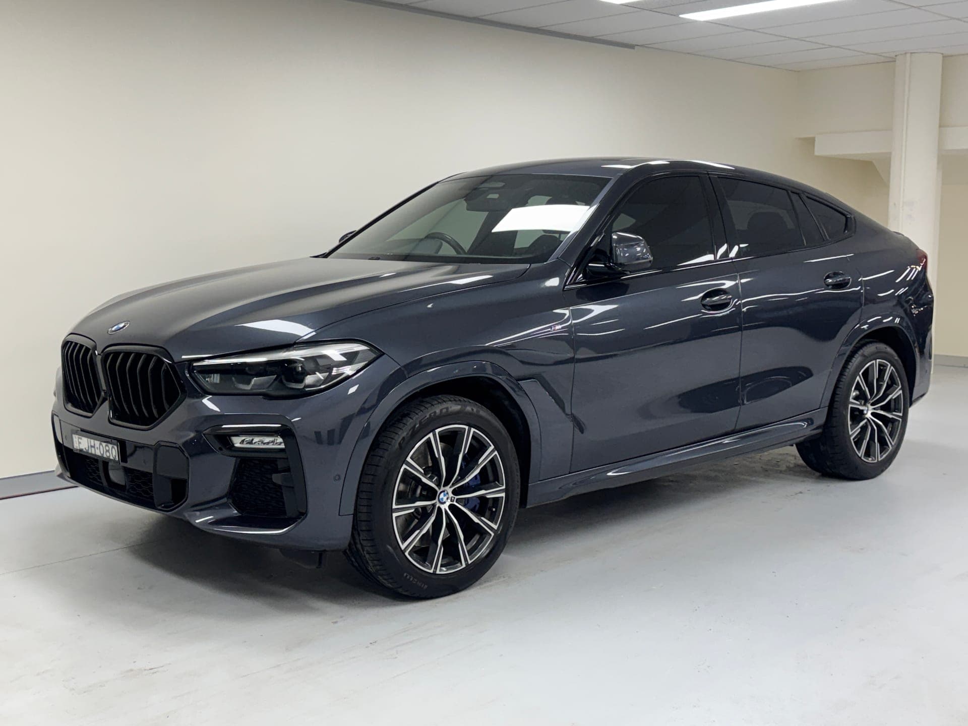 2020 BMW X6 xDrive30d M Sport G06 in Grey — infotainment