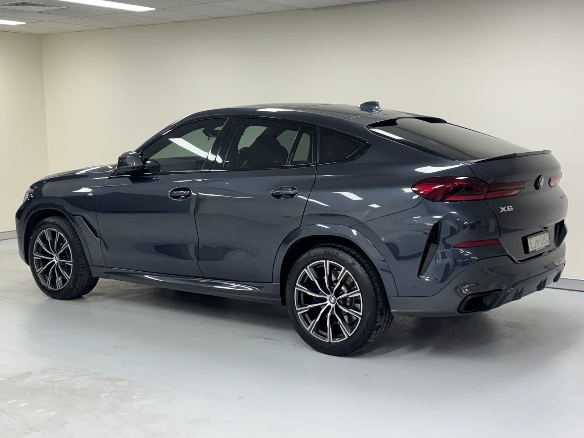 2020 BMW X6 xDrive30d M Sport G06 in Grey — front seats