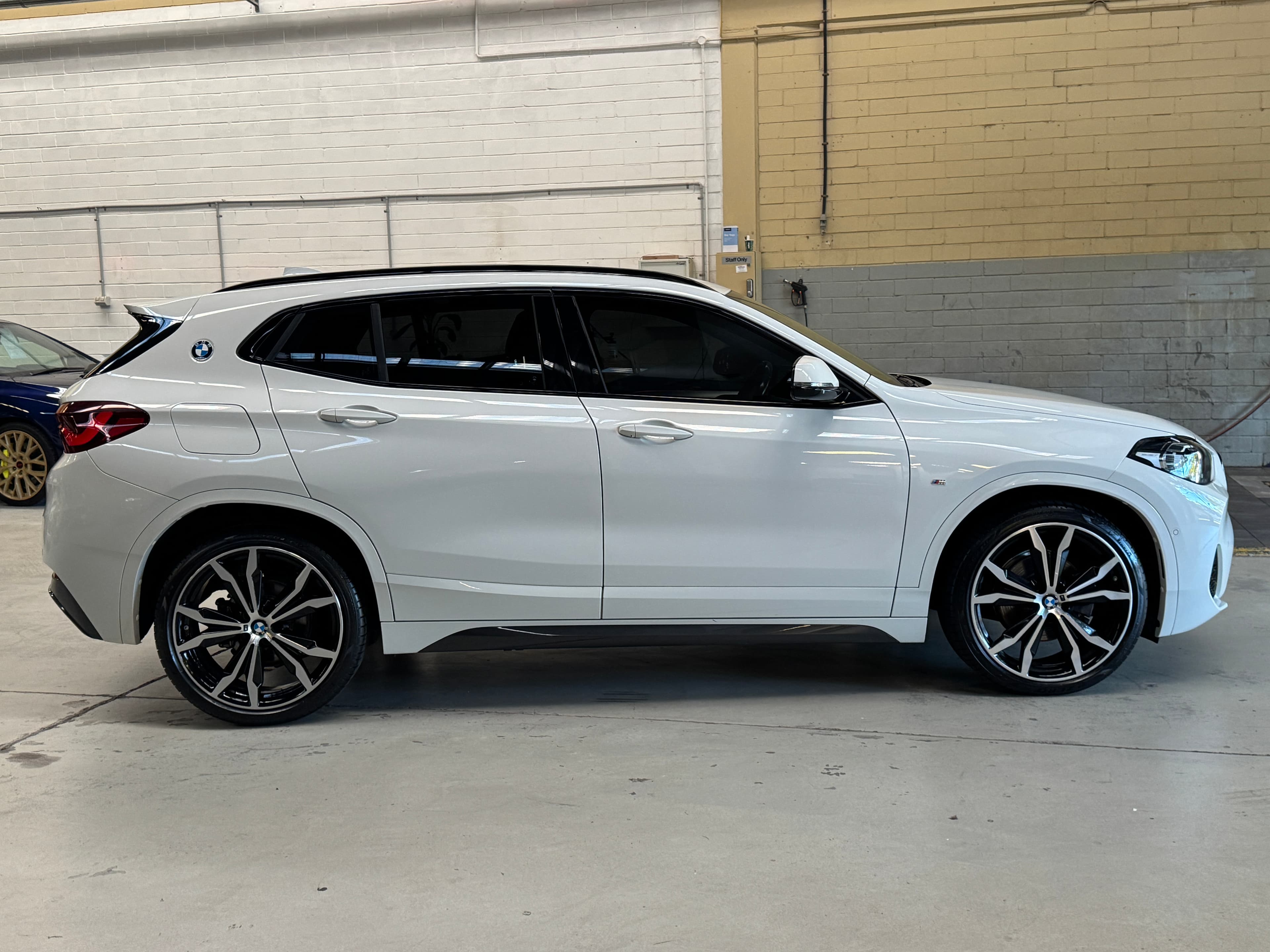 2023 BMW X2 sDrive18i in White — front seats