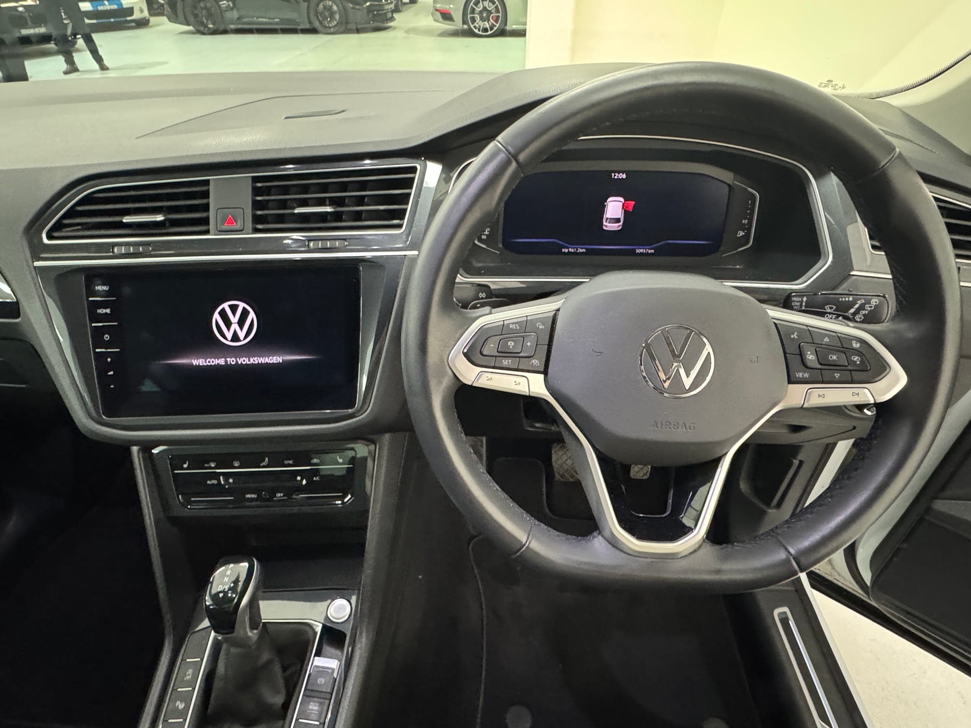 2021 Volkswagen Tiguan 162TSI Elegance in White — photo 13
