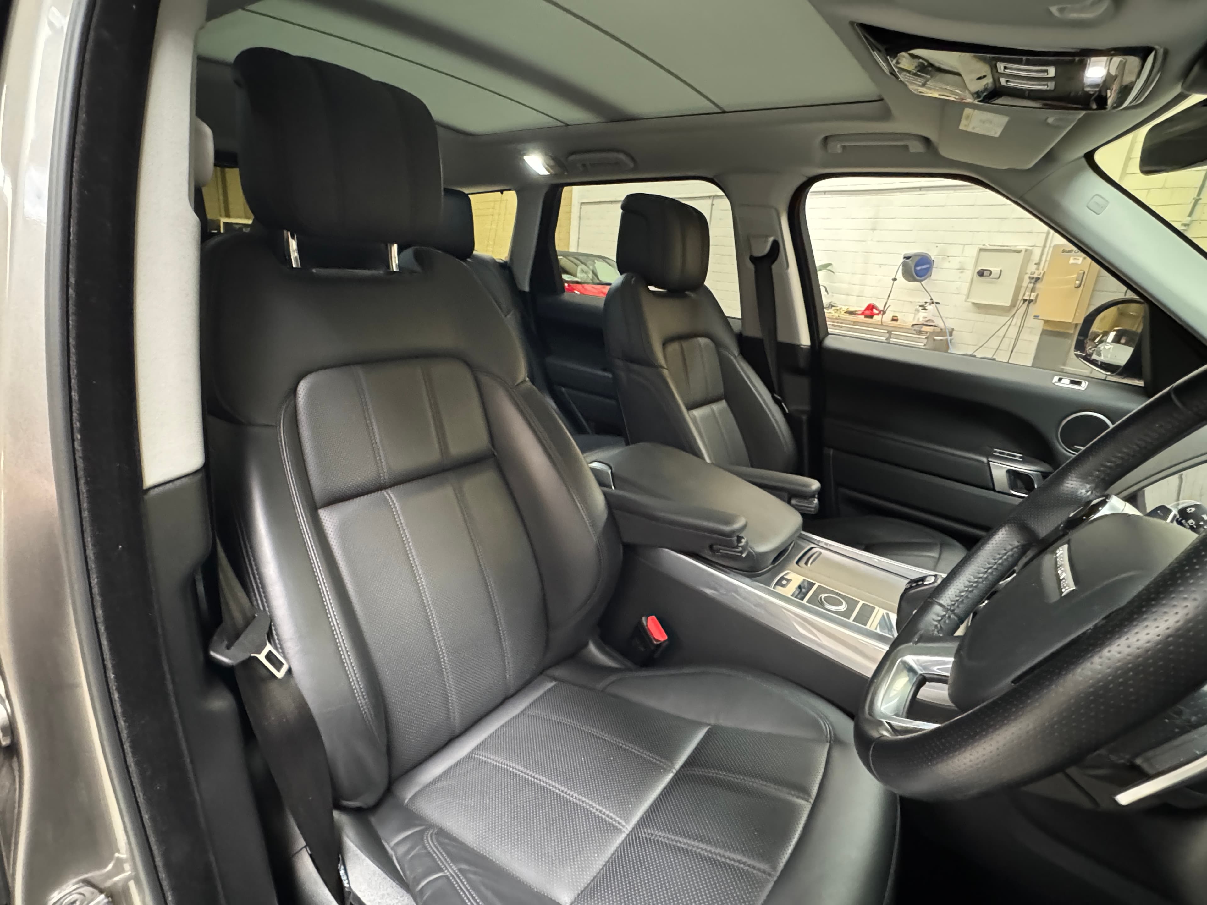 2022 Land Rover Range Rover Sport D300 SE in Silcon Silver — photo 13