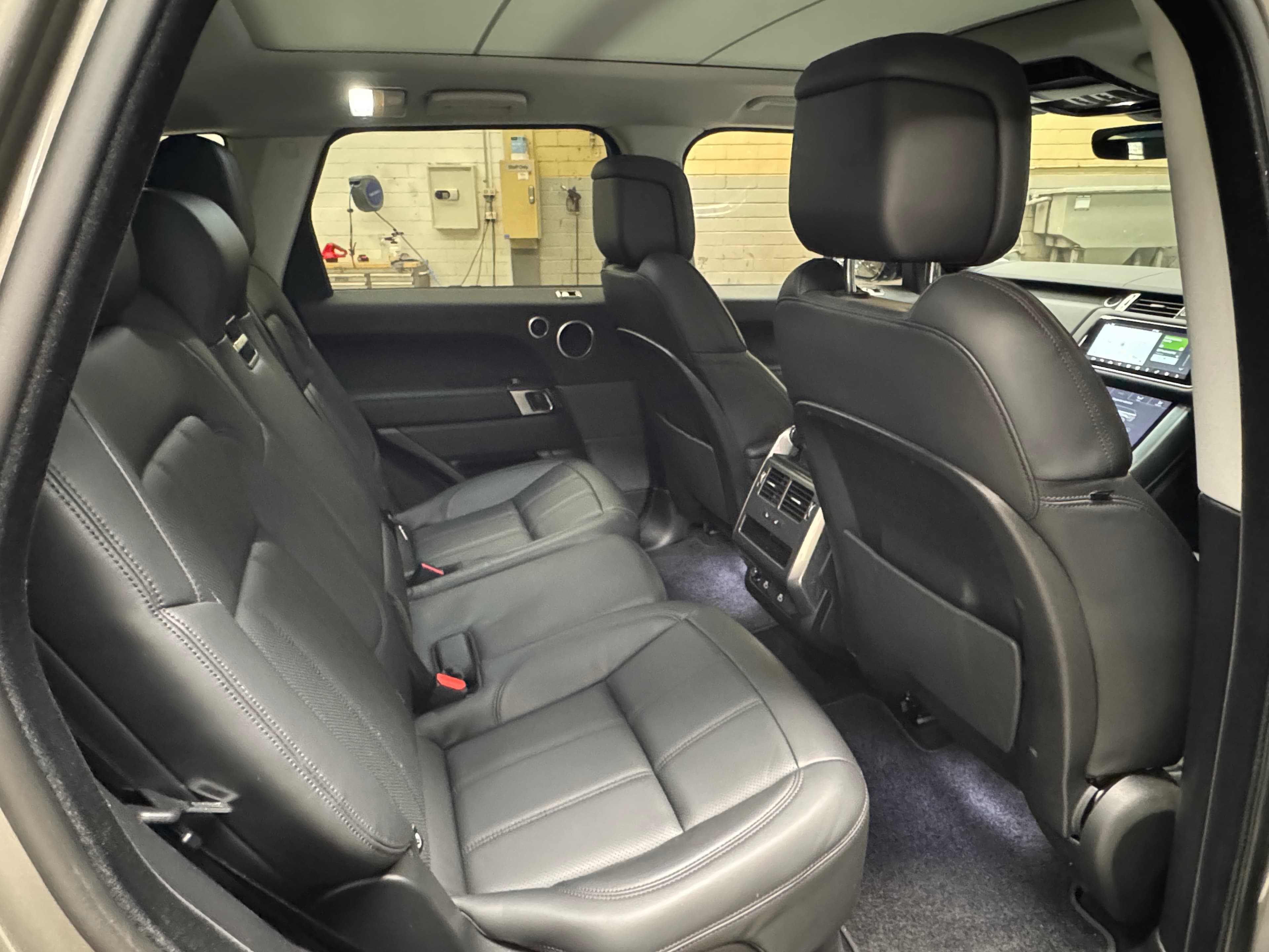 2022 Land Rover Range Rover Sport D300 SE in Silcon Silver — photo 19