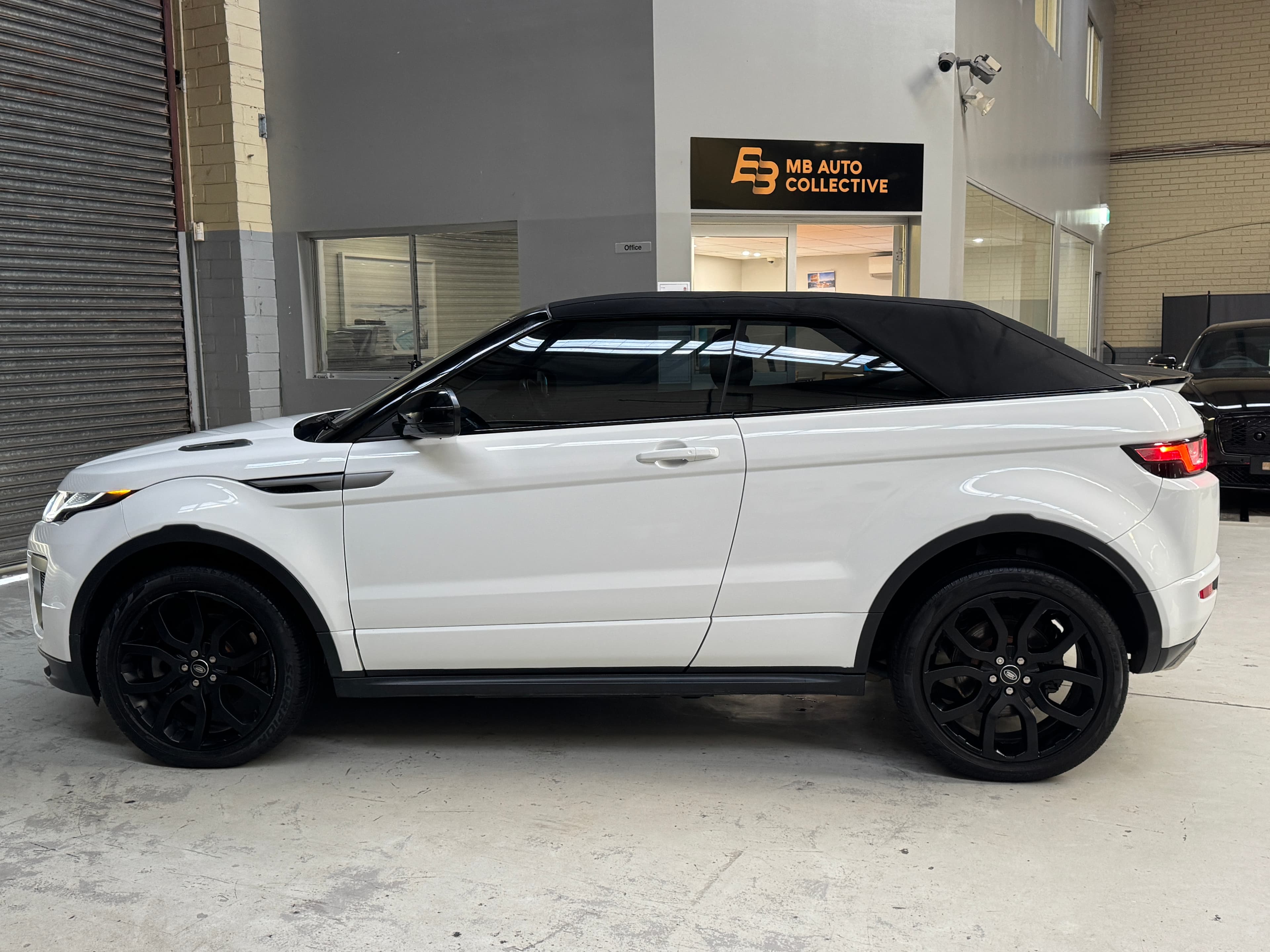 2017 Range Rover Evoque TD4 180 SE Dynamic in White — infotainment