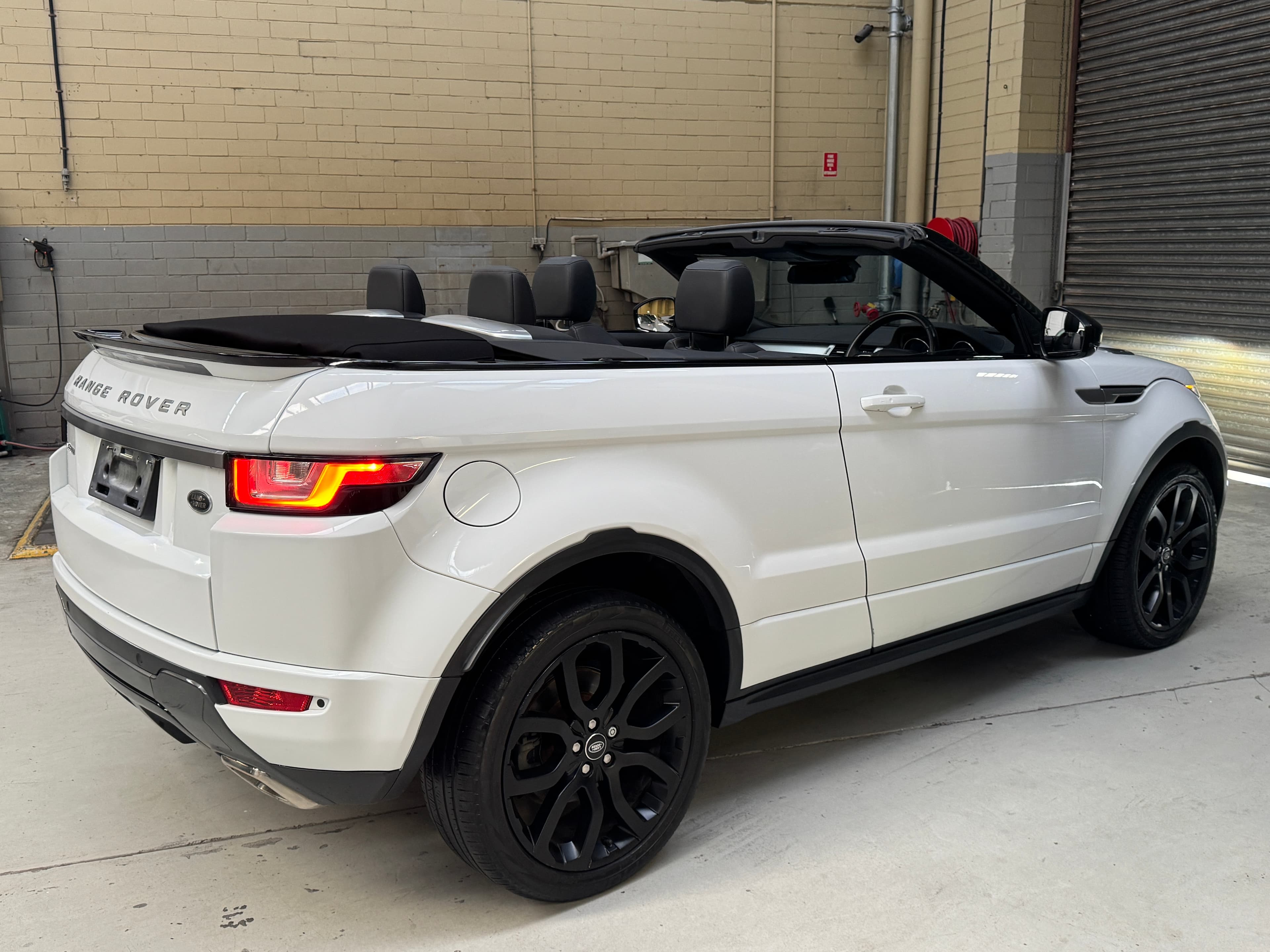 2017 Range Rover Evoque TD4 180 SE Dynamic in White — front seats